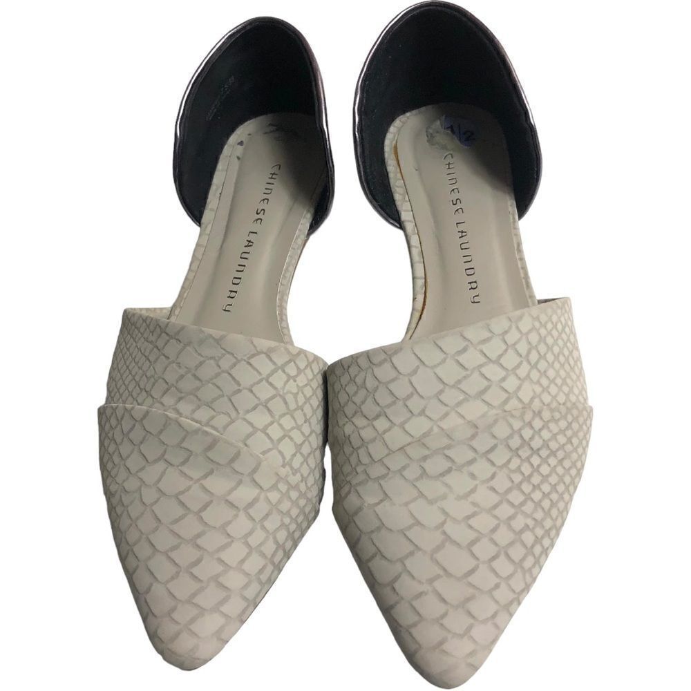 CHINESE LAUNDRY Light Gray Snake Pattern Pointed Flats